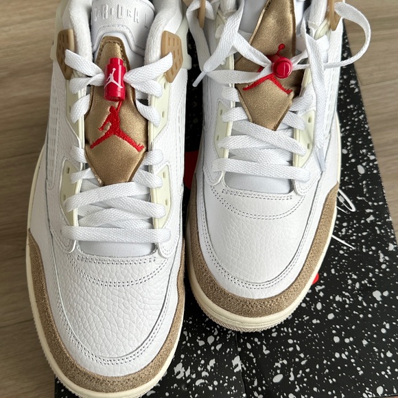 Jordan Spizike Low
Men's Nike White and Red Sneakers with Brown Details - Picture 10 of 15